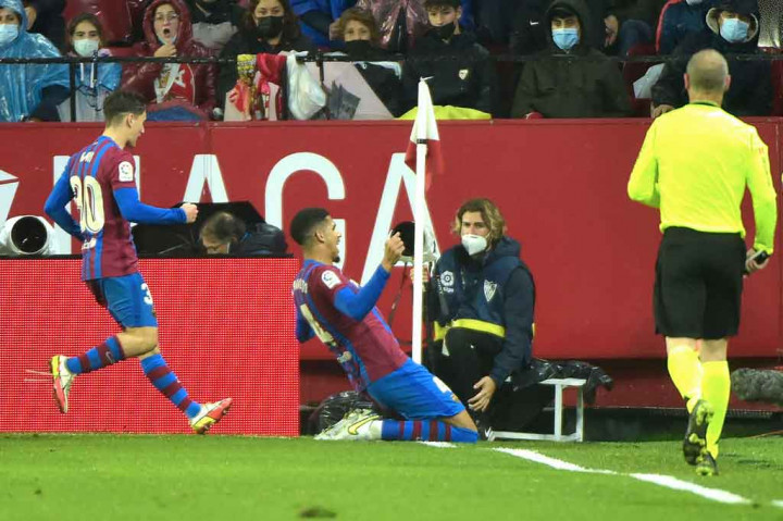 Barca menyamakan kedudukan pada menit ke-45. Dembele mengirim umpan dari sepak pojok ke area kotak penalti Sevilla yang disambar tandukan Ronald Araujo hingga bersarang ke gawang Bono.