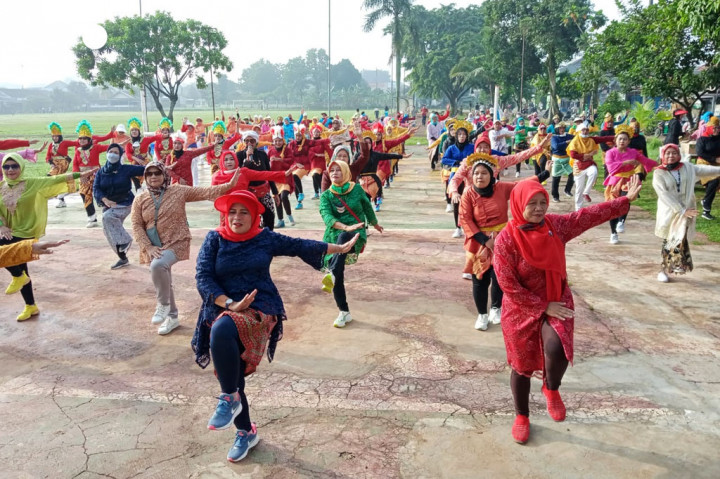 Puluhan perempuan dengan mengenakan pakaian kebaya mengikuti acara senam gembira di Lapangan Perumahan Inkopad, Sasak Panjang, Tajurhalang, Bogor, Jawa Barat, Rabu, 22 Desember 2021.