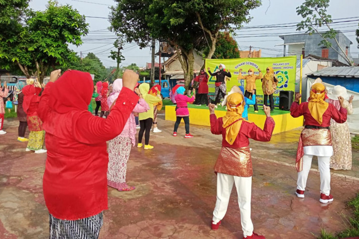 Puluhan ibu nampak antusias mengikuti acara tersebut.