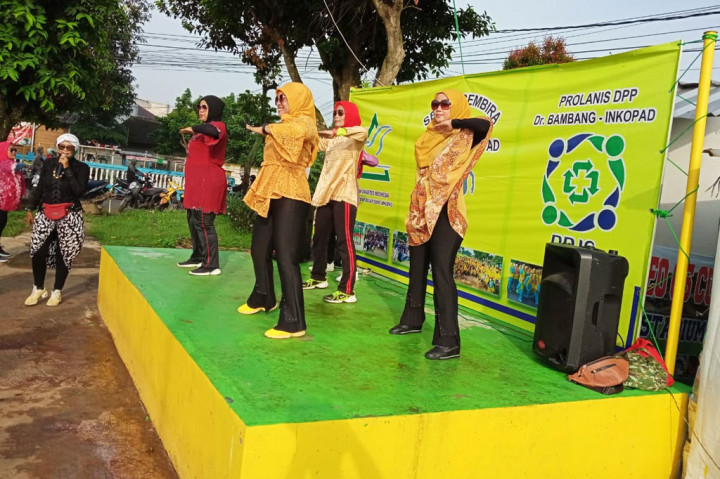 Untuk memperingati Hari Ibu, ibu-ibu PKK RW 05 Perumahan Inkopad, Sasak Panjang, Tajurhalang, Bogor mengadakan senam gembira. Yang berbeda, mereka bukannya mengenakan pakaian olahraga, tetapi berkebaya.