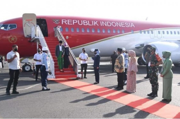 Presiden Joko Widodo beserta Ibu Negara Iriana Joko Widodo tiba di Bandara Internasional Radin Inten II, Kabupaten Lampung Selatan, Rabu, 22 Desember 2021 sekitar pukul 07.45 WIB.