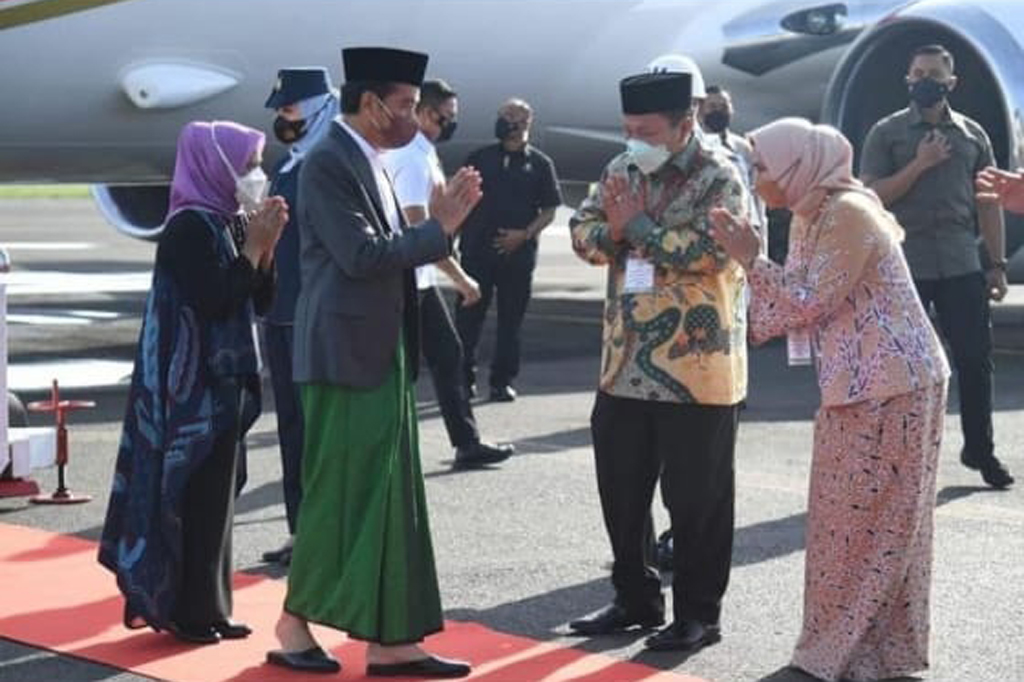 Presiden dan Ibu Negara disambut oleh Gubernur Lampung Arinal Djunaidi, Pangdam II/Sriwijaya Mayjen TNI Agus Suhardi, dan Kapolda Lampung Irjen Hendro Sugiatno, masing-masing beserta istri.