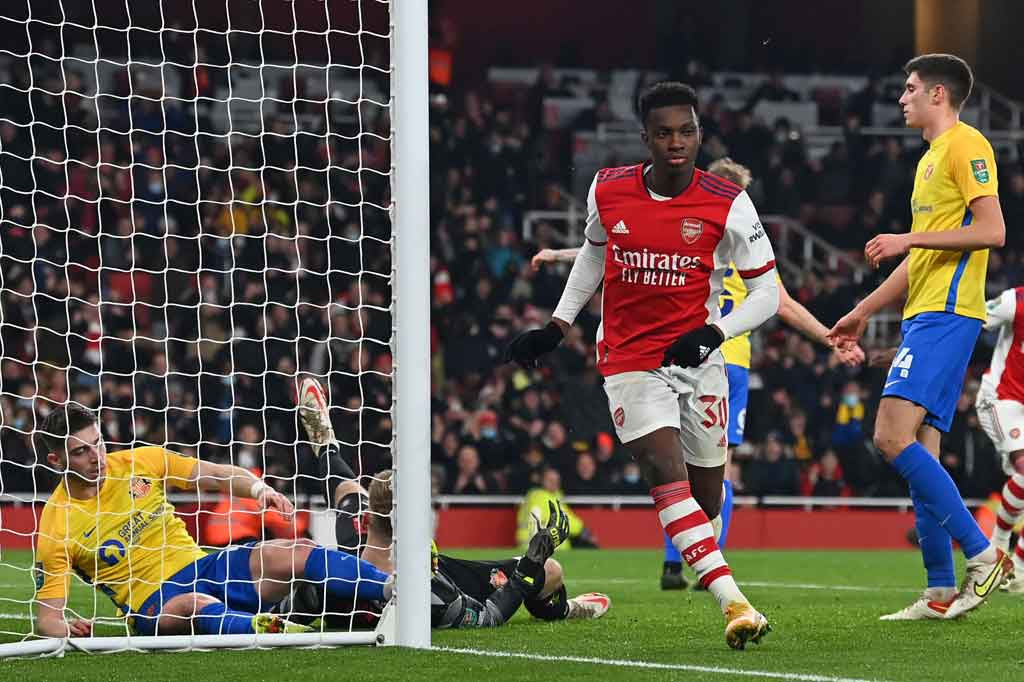 Edward Nketiah membuka pesta gol The Gunners di Emirates Stadium pada menit ke-17 setelah mencuri gol muntah menyusul upaya penjaga gawang Lee Burge dan bek Lynden Gooch dalam memblok sundulan Rob Holding yang memanfaatkan sebuah tendangan sudut.