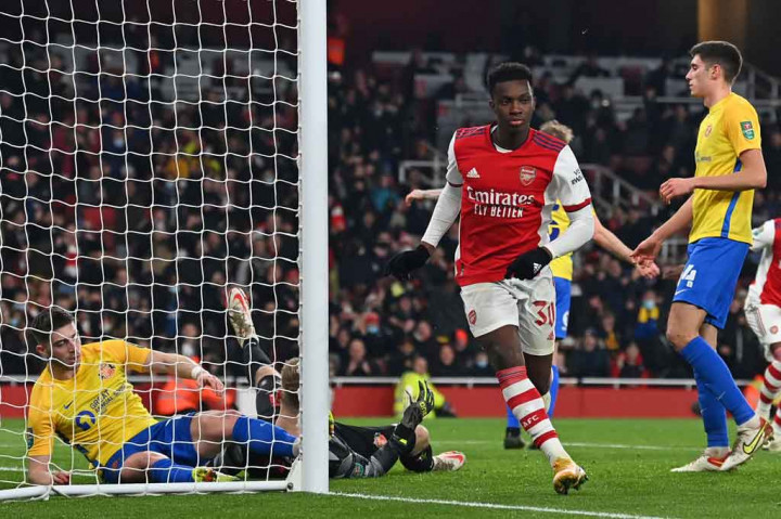 Edward Nketiah membuka pesta gol The Gunners di Emirates Stadium pada menit ke-17 setelah mencuri gol muntah menyusul upaya penjaga gawang Lee Burge dan bek Lynden Gooch dalam memblok sundulan Rob Holding yang memanfaatkan sebuah tendangan sudut.