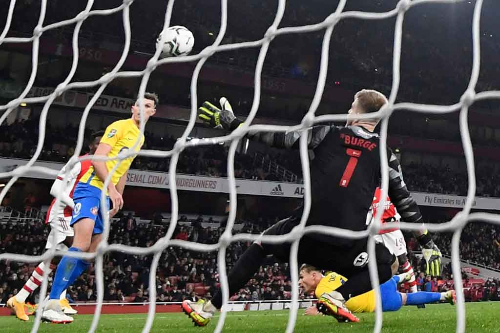 The Gunners menggandakan sepuluh menit kemudian lewat gol yang diciptakan Nicolas Pepe yang untuk pertama kali diturunkan sebagai starter sejak babak sebelumnya melawan Leeds.