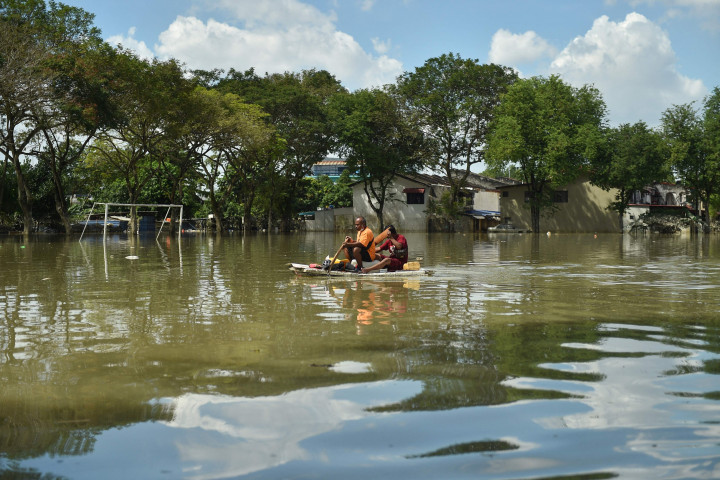 Kota atau Bandar Mentakab di Pahang hingga kini dilaporkan masih terendam banjir.