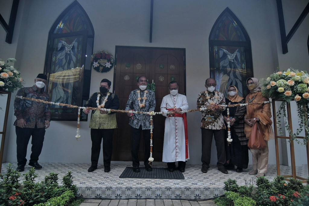 Pembangunan rumah ibadah yang diinisiasi oleh Siswono Yudohusodo, rumah ibadah yang ada di UP letaknya saling berdekatan antara satu dengan yang lainnya, ini diharapkan dapat semakin menumbuhkan rasa kepedulian dan saling pengertian antara seluruh Sivitas Akademika UP yang memiliki kepercayaan yang beragam sehingga dapat menimbulkan rasa toleransi antarumat beragama.