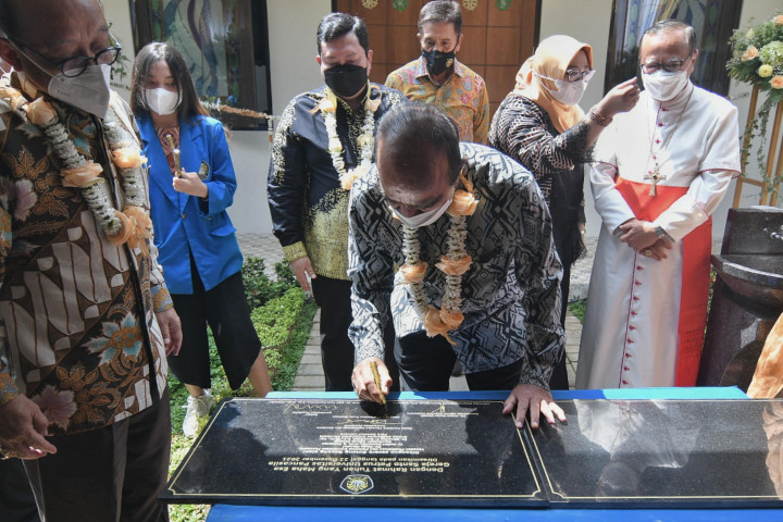 Ketua Dewan Pertimbangan Partai Nasdem sekaligus Ketua Dewan Pembina Yayasan Pendidikan dan Pembina Universitas Pancasila Siswono Yudo Husodo saat menandatangani peresmian Rumah Ibadah Gereja Katolik Santo Petrus di Universitas Pancasila, Srengseng Sawah, Jakarta Selatan, Rabu, 22 Desember 2021.