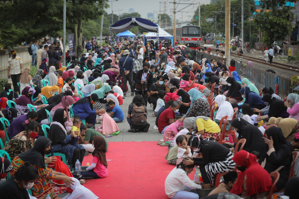 Sebanyak 500 warga mengikuti kegiatan mencuci kaki ibu secara massal untuk meningkatkan rasa cinta kasih kepada ibu dalam rangka memperingati Hari Ibu Nasional.