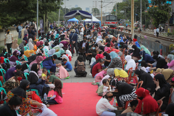 Sebanyak 500 warga mengikuti kegiatan mencuci kaki ibu secara massal untuk meningkatkan rasa cinta kasih kepada ibu dalam rangka memperingati Hari Ibu Nasional.