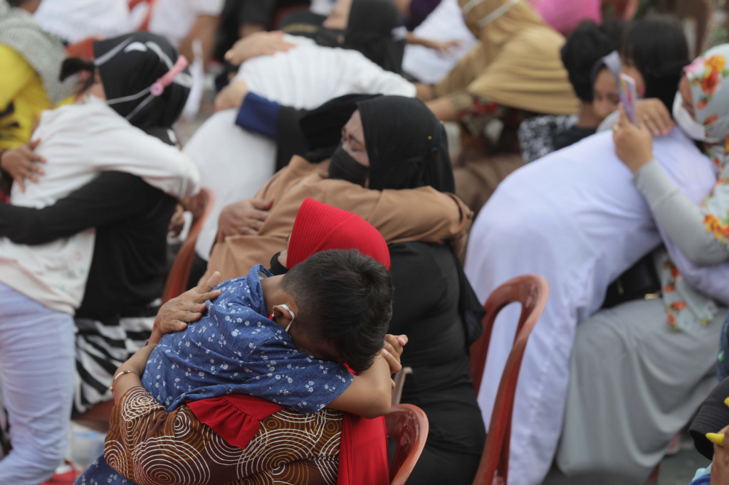 Cuci kaki ibu massal tersebut sebagai bentuk balas budi kasih sayang seorang ibu kepada anak yang tiada duanya dalam rangka memperingati hari ibu.