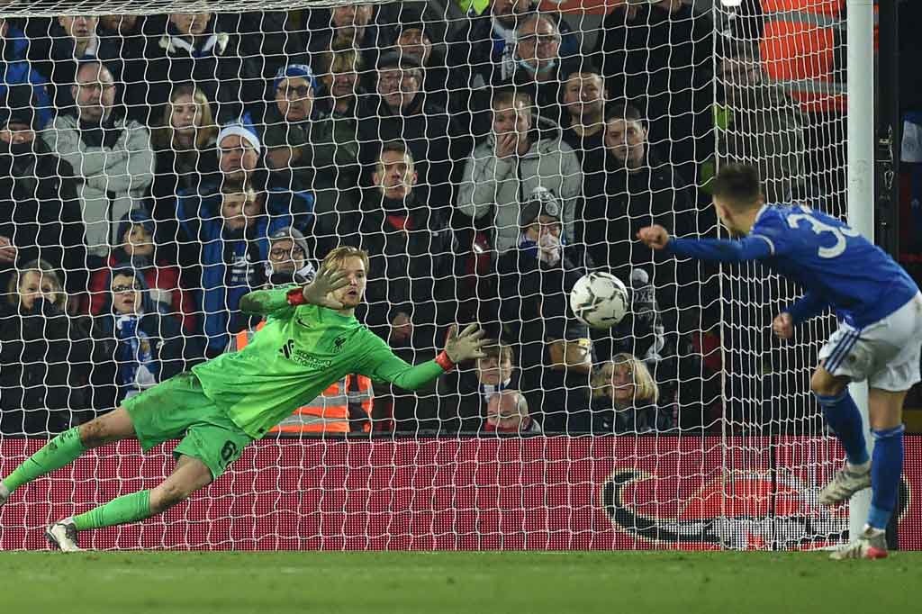Dalam adu penalti setelah empat algojo sukses, Kelleher memberi Liverpool asa untuk melangkah setelah mementahkan eksekusi penendang ketiga Leicester, Luke Thomas.