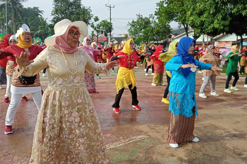 Untuk memperingati Hari Ibu, ibu-ibu PKK RW 05 Perumahan Inkopad, Sasak Panjang, Tajurhalang, Bogor mengadakan senam gembira. Yang berbeda, mereka bukannya mengenakan pakaian olahraga, tetapi berkebaya.