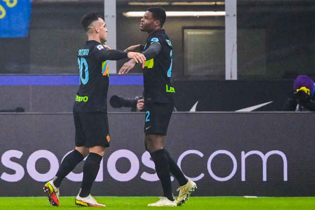 Bek sayap asal Belanda itu mencetak golnya pada menit ke-30 saat merangsek ke dalam kotak penalti untuk menyelesaikan umpan tarik kiriman Edin Dzeko.
