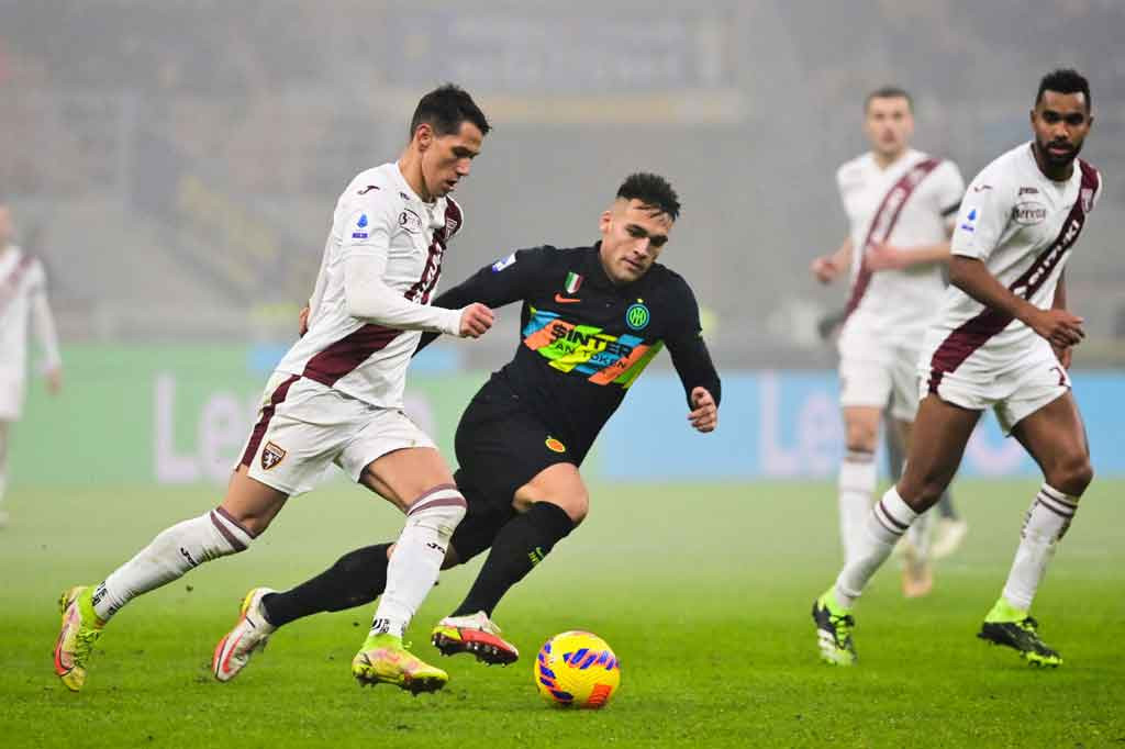 Inter nyaris menggandakan keunggulan delapan menit kemudian, tetapi sepakan Lautaro Martinez usai menerima bola sodoran Hakan Calhanoglu masih menyamping dari sasaran.