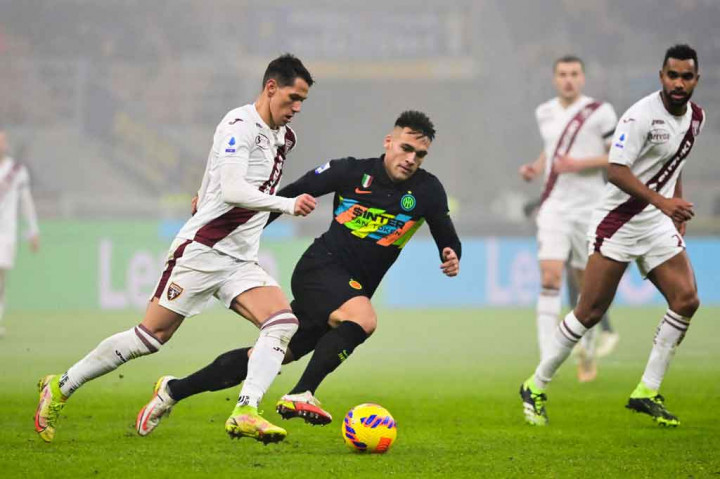 Inter nyaris menggandakan keunggulan delapan menit kemudian, tetapi sepakan Lautaro Martinez usai menerima bola sodoran Hakan Calhanoglu masih menyamping dari sasaran.