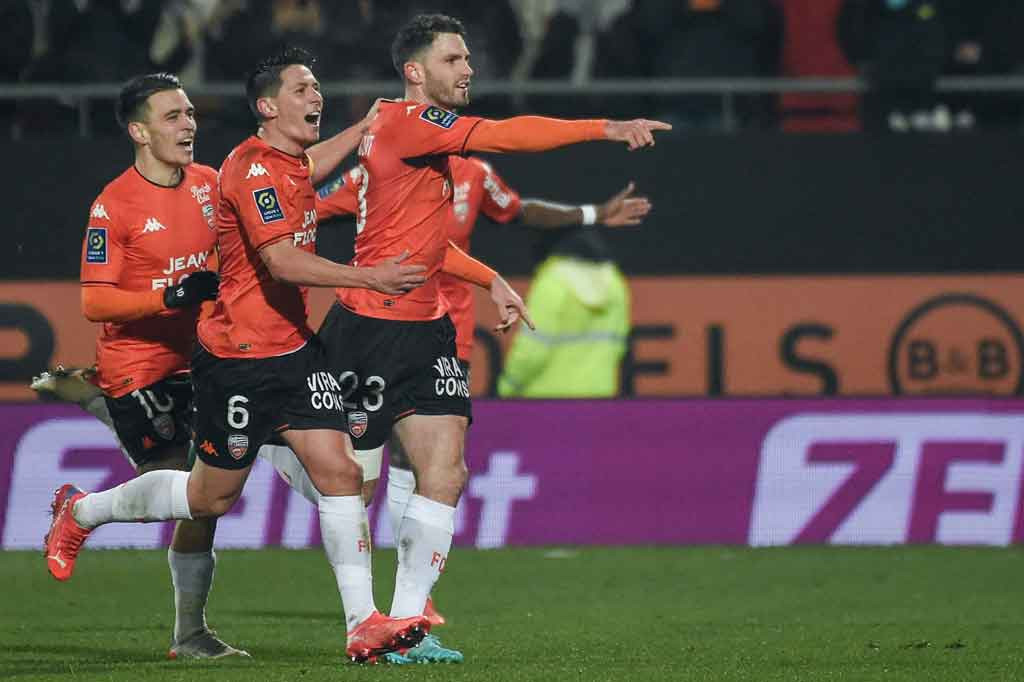 Les Parisiens sempat tertinggal lebih dulu akibat gol yang dicetak gelandang Thomas Monconduit hanya lima menit jelang turun minum.