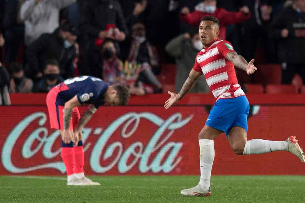 Granada kemudian menyamakan kedudukan pada menit ke-17 lewat gol Darwin Machis. Pemain sayap itu menerima bola di sisi lapangan dan menusuk ke tengah sebelum melepaskan tendangan di luar kotak penalti yang tidak bisa dihentikan kiper Atletico Jan Oblak. Kedua tim imbang 1-1.