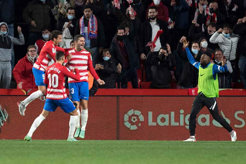 Granada kemudian membalikkan keunggulan pada menit ke-61. Luis Milla memberikan umpan silang akurat ke tengah kotak penalti, yang disambar Jorge Molina di depan gawang hingga skor menjadi 2-1.