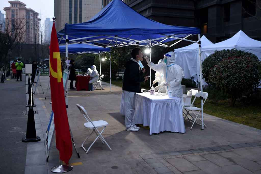 Sekitar 13 juta jiwa penduduk di Ibu Kota Tiongkok era Dinasti Qin itu tidak diizinkan meninggalkan wilayahnya mulai Kamis, 23 Desember 2021 dini hari. Otoritas Ibu Kota Provinsi Shaanxi itu juga menutup 3.574 unit sekolahan dan mewajibkan para murid mengikuti kelas daring.