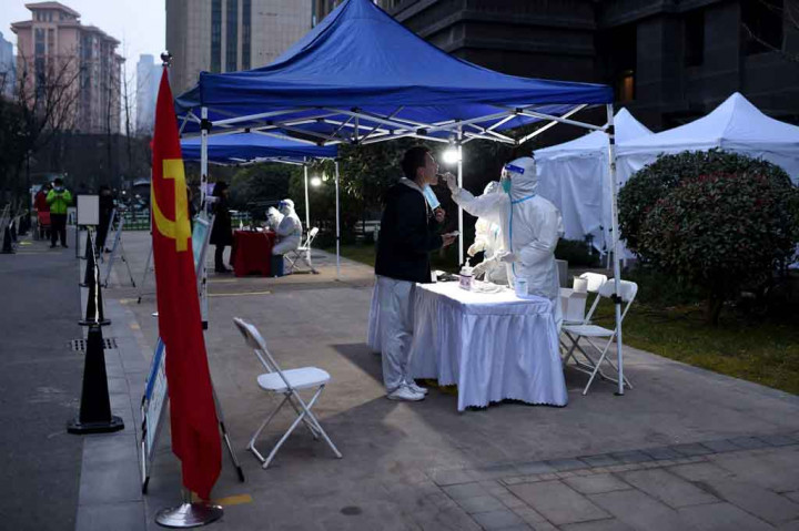 Sekitar 13 juta jiwa penduduk di Ibu Kota Tiongkok era Dinasti Qin itu tidak diizinkan meninggalkan wilayahnya mulai Kamis, 23 Desember 2021 dini hari. Otoritas Ibu Kota Provinsi Shaanxi itu juga menutup 3.574 unit sekolahan dan mewajibkan para murid mengikuti kelas daring.