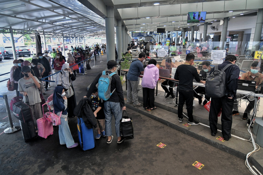 Calon penumpang mengantre untuk melakukan pendaftaran swab PCR dan Antigen di Stasiun Pasar Senen, Jakarta, Kamis, 23 Desember 2021.
