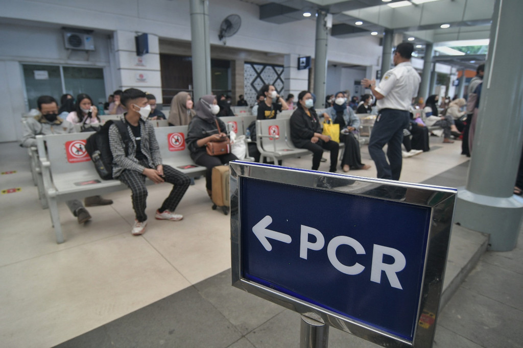 PT Kereta Api Indonesia (Persero) atau KAI menghadirkan layanan tes PCR seharga Rp195.000 di sejumlah stasiun selama periode Natal dan Tahun Baru (Nataru) mulai kamis, 23 Desember 2021.