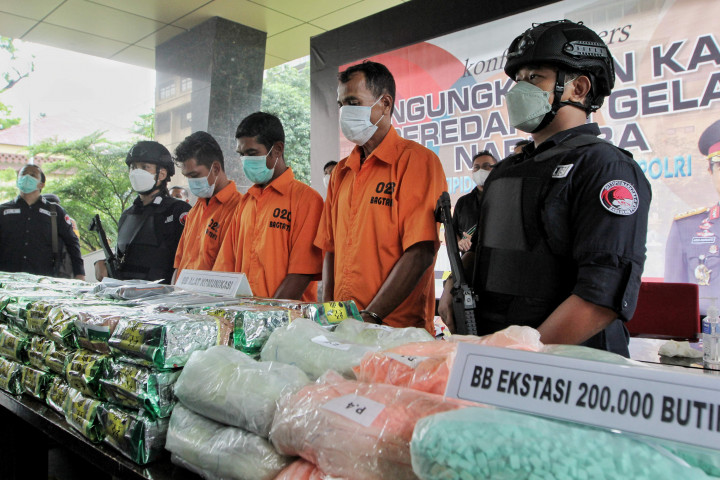Tersangka dan barang bukti dihadirkan dalam rilis kasus narkoba di kantor Bareskrim Polri, Jakarta, Kamis, 23 Desember 2021.