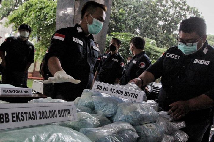Pengungkapan tersebut merupakan hasil operasi Sandi Baruna 2021 dengan total barang bukti 220 kilogram sabu, 200.000 butir pil ektasi dan 47.500 butir pil happy five dengan mengamankan tiga tersangka.