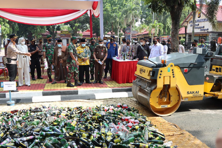 Polres Tegal Kota memusnahkan ribuan botol minuman keras dan belasan ribu petasan. Barang bukti tersebut disita dari sejumlah toko dan pengecer serta perajin petasan dalam Kegiatan Rutin Yang Ditingkatkan (KRYD) mulai 14 sampai 23 Desember 2021.