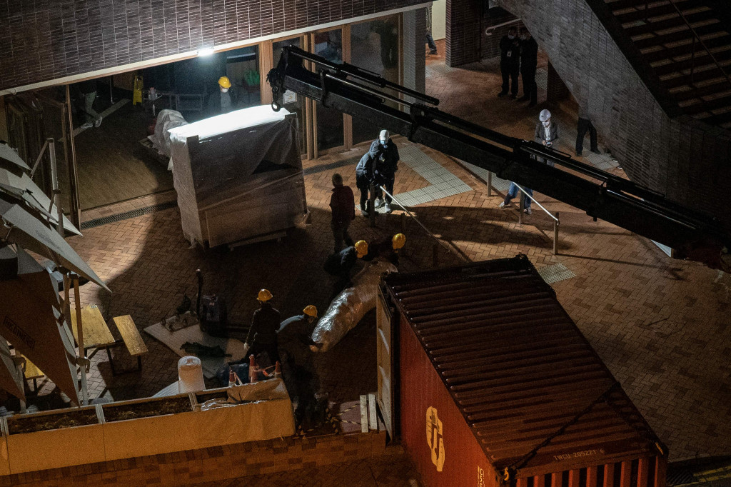 Sejumlah petugas memindahkan Tugu Tiananmen yang dibuat oleh seniman Denmark Jens Galschit di Universitas Hong Kong (HKU), Kamis, 23 Desember 2021.