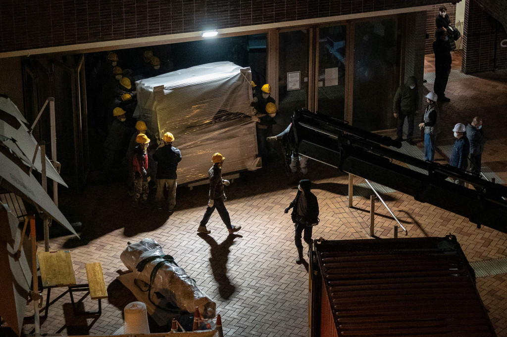 Pemindahan dilakukan usai otoritas HKU memerintahkan tugu itu disingkirkan beberapa waktu lalu.