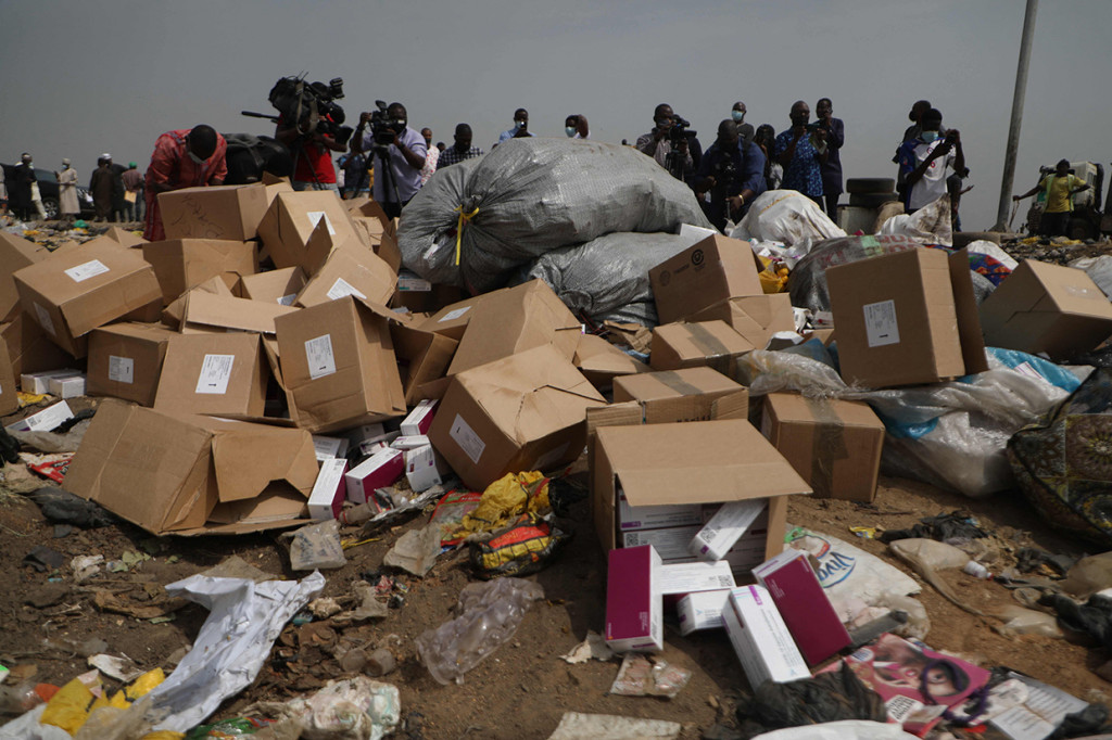 Nigeria memusnahkan lebih dari 1 juta dosis vaksin Covid-19 AstraZeneca yang kedaluwarsa hasil sumbangan dari negara-negara kaya di Barat. 