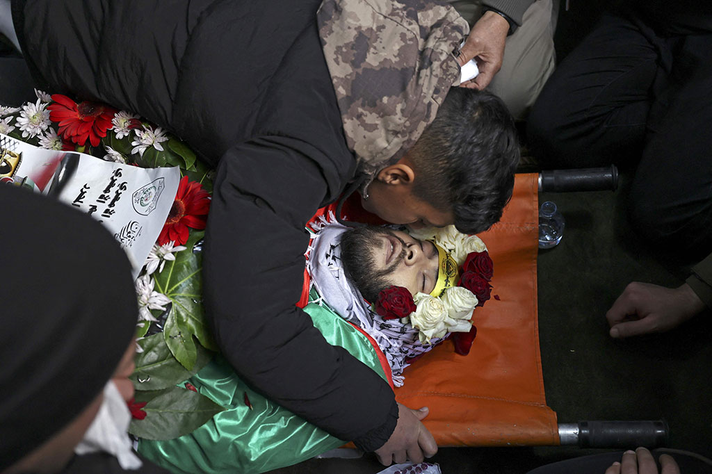 Kerabat berkabung atas meninggalnya Mohammed Issa Abbas, warga Palestina yang ditembak pasukan Israel, selama pemakamannya di kamp pengungsi al-Amari di Ramallah, pada Kamis, 23 Desember 2021.