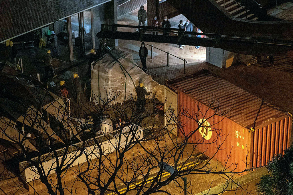 Pemindahan itu terjadi sehari setelah universitas tertua di Hong Kong merobohkan sebuah patung yang memperingati peristiwa 1989, yang memicu kecaman oleh para aktivis dan seniman pembangkang di kota dan luar negeri.