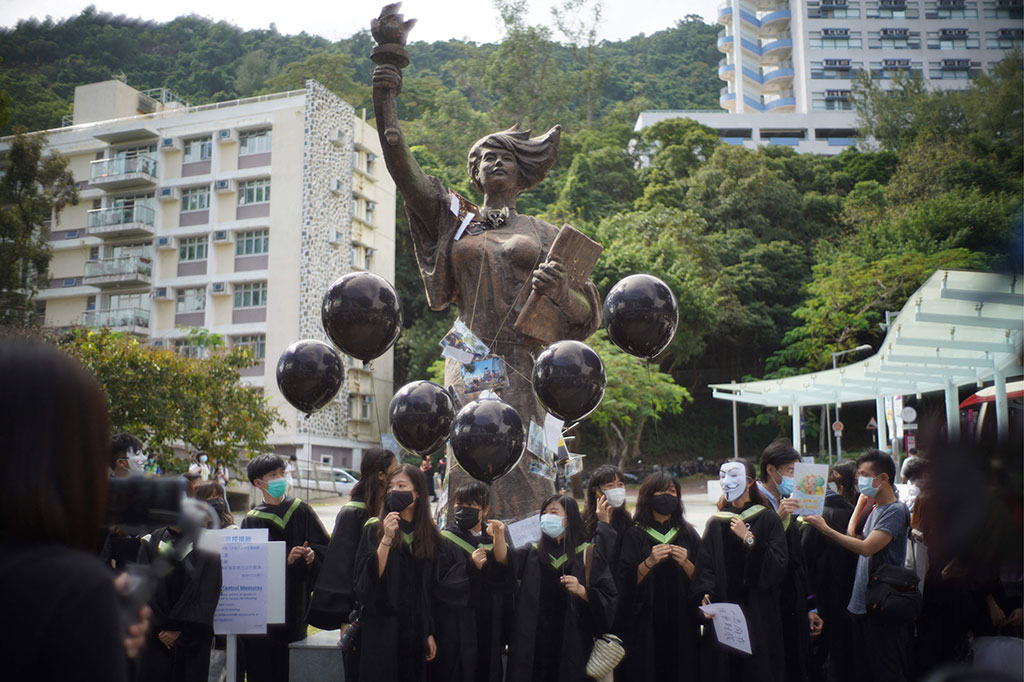 Namun Jumat pagi, Universitas China Hong Kong (CUHK) memindahkan patung 'Goddess of Democracy' dari kampusnya. Patung karya Chen Weiming tersebut telah menjadi simbol kuat gerakan demokrasi lokal Hong Kong.