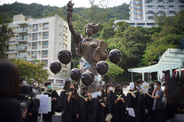 Dua Universitas Hong Kong Pindahkan Karya Seni Tiananmen