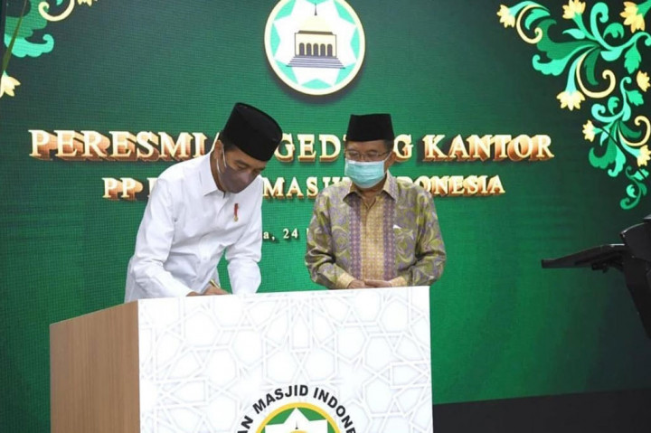 Presiden Joko Widodo (Jokowi) meresmikan gedung kantor Pimpinan Pusat Dewan Masjid Indonesia (DMI) di Jakarta, Jumat, 24 Desember 2021.