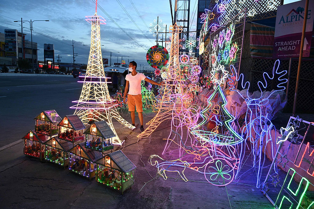 Filipina: Pada minggu kedua bulan Desember, terdapat sebuah tradisi yang telah lama diwariskan dari generasi ke generasi, yaitu perayaan Festival Lampion Raksasa di kota Pampanga yang terletak di utara Manila. Pengrajin lokal menampilkan keahlian mereka dalam merancang lampion raksasa.