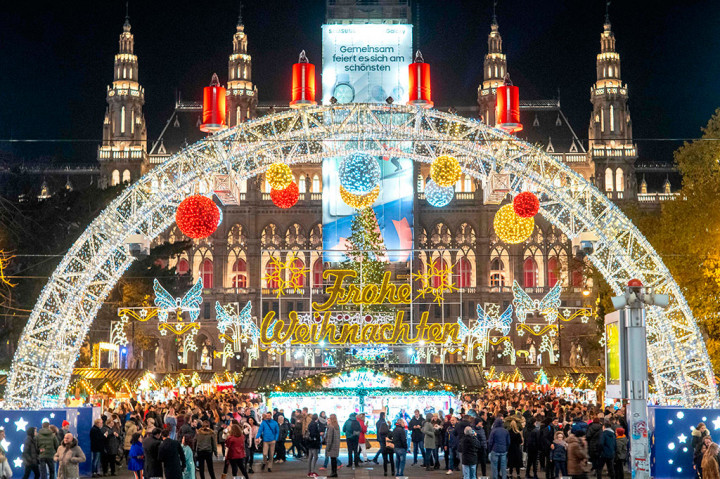 Austria: Di Austria, bukan Sinterklas yang membawa hadiah Natal melainkan Christkind atau Anak Kristus. Anak-anak di beberapa daerah di negara ini melemparkan surat Natal ke perapian untuk mewujudkan keinginan mereka.