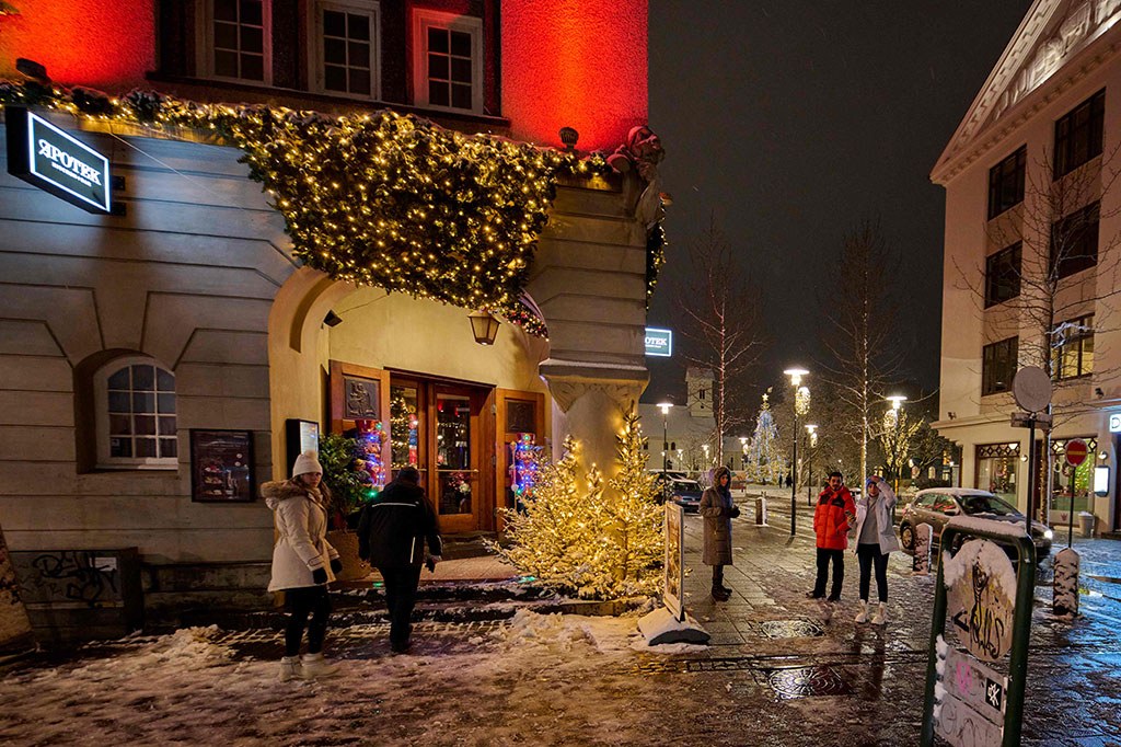 Islandia: Salah satu tradisi Natal di Islandia yang paling menyenangkan adalah tradisi meletakkan sepatu di jendela. Pada malam sebelum 12 Desember, anak-anak di Islandia akan meletakkan sepatu mereka di jendela agar sinterklas dapat meninggalkan hadiah di sana.