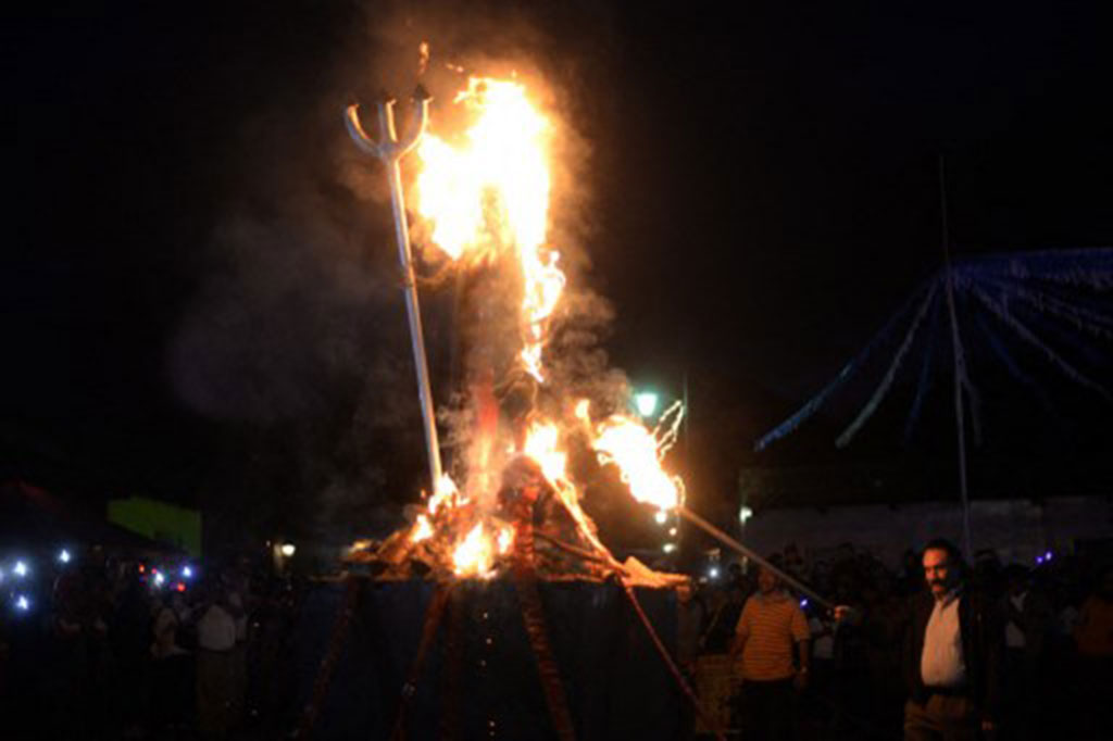 Guatemala: Saat Natal, orang-orang di Guatemala melakukan perayaan tradisional dan ritual selama berminggu-minggu, salah satunya adalah membakar iblis. Ritual tersebut merupakan ritual pembersihan untuk menyingkirkan kejahatan.