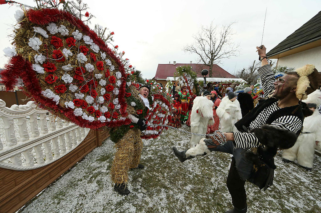 Ukraina: Malam Natal di Ukraina ditandai dengan berkumpul bersama keluarga. Kemudian, akan ada Malanka, sebuah karnaval yang telah menjadi perayaan tradisional di Ukraina. Malanka merupakan parade mewah di mana orang-orang memakai kostum unik dan terdapat makanan dan minuman yang melimpah.