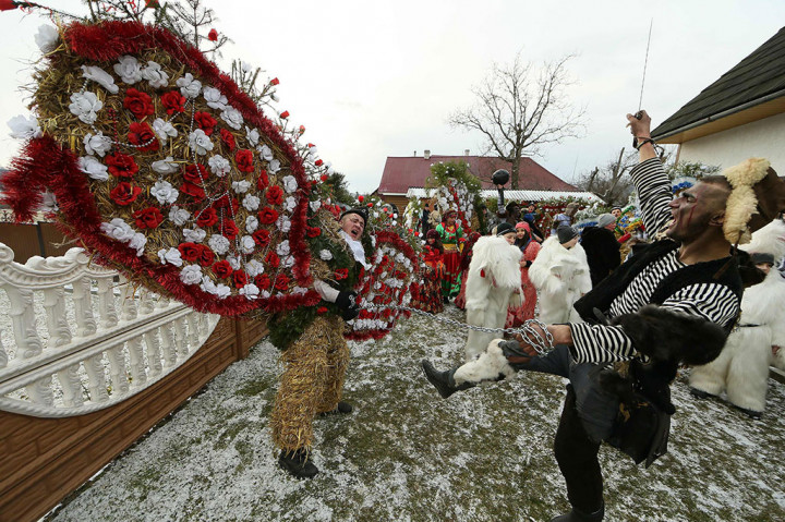 Ukraina: Malam Natal di Ukraina ditandai dengan berkumpul bersama keluarga. Kemudian, akan ada Malanka, sebuah karnaval yang telah menjadi perayaan tradisional di Ukraina. Malanka merupakan parade mewah di mana orang-orang memakai kostum unik dan terdapat makanan dan minuman yang melimpah.