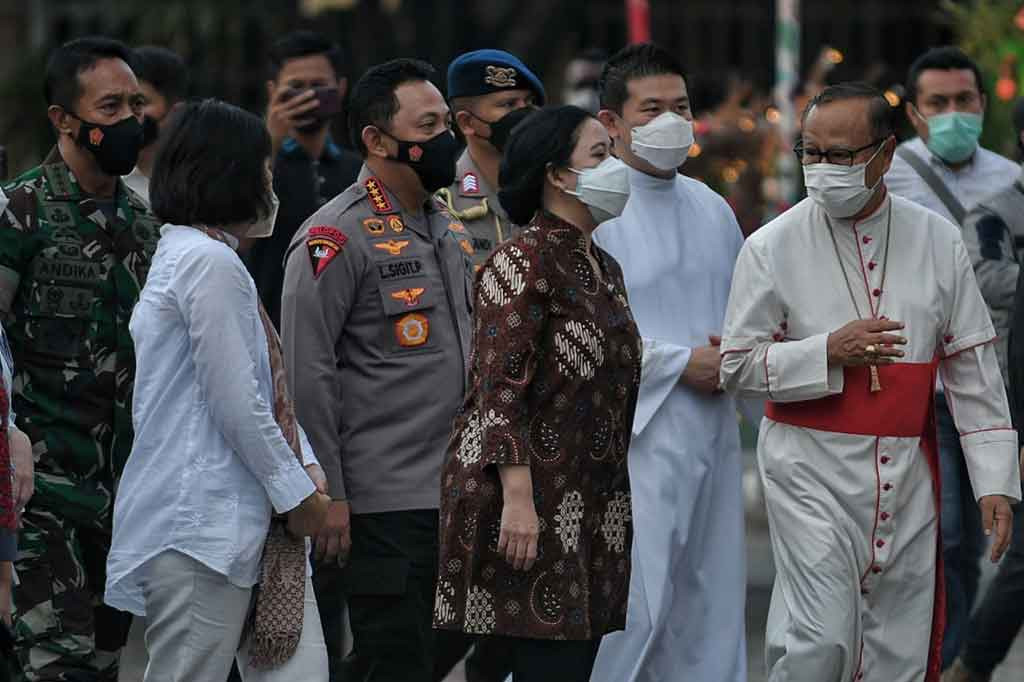 Ketua DPR Puan Maharani didampingi Kapolri Jenderal Listyo Sigit Prabowo dan Panglima TNI Jenderal Andika Perkasa meninjau pengamanan dan kesiapan Katedral menjelang ibadah Misa Natal 2021.