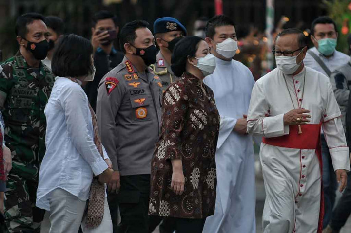 Ketua DPR Puan Maharani didampingi Kapolri Jenderal Listyo Sigit Prabowo dan Panglima TNI Jenderal Andika Perkasa meninjau pengamanan dan kesiapan Katedral menjelang ibadah Misa Natal 2021.