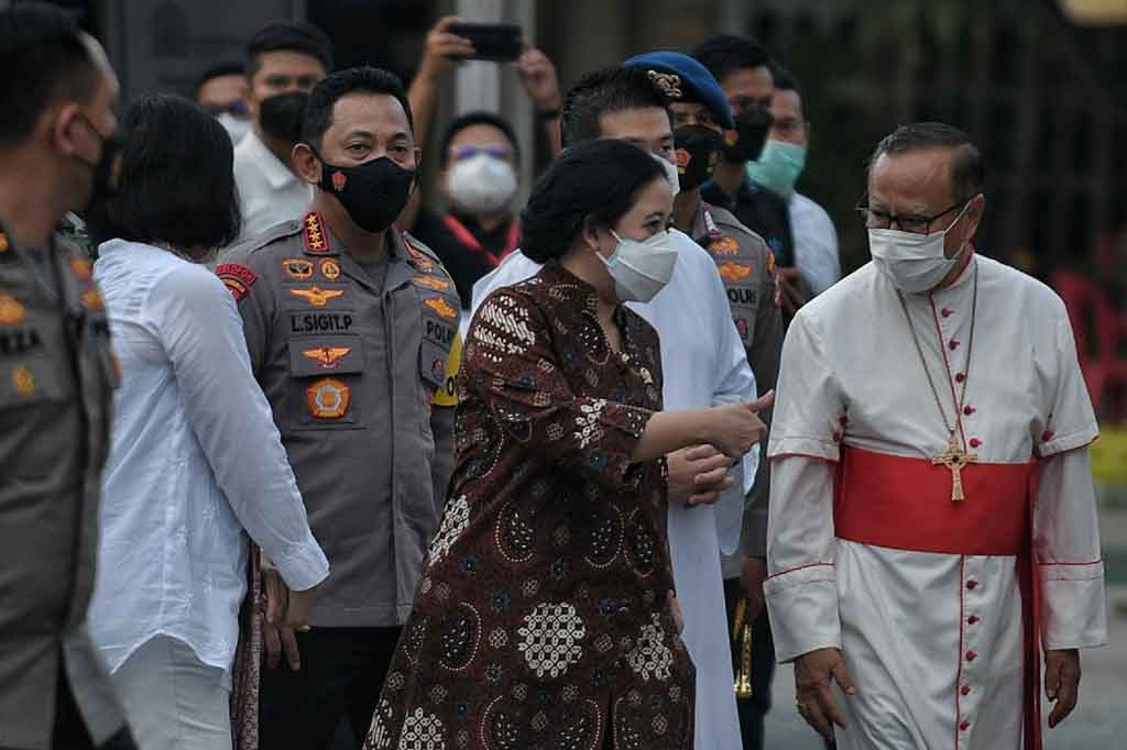 Kedatangan Puan, Kapolri, dan Panglima TNI diterima langsung Uskup Keuskupan Agung Jakarta (KAJ) Kardinal Ignatius Suharyo dan Humas Keuskupan Agung Gereja Katedral Jakarta Susyana Suwadie.