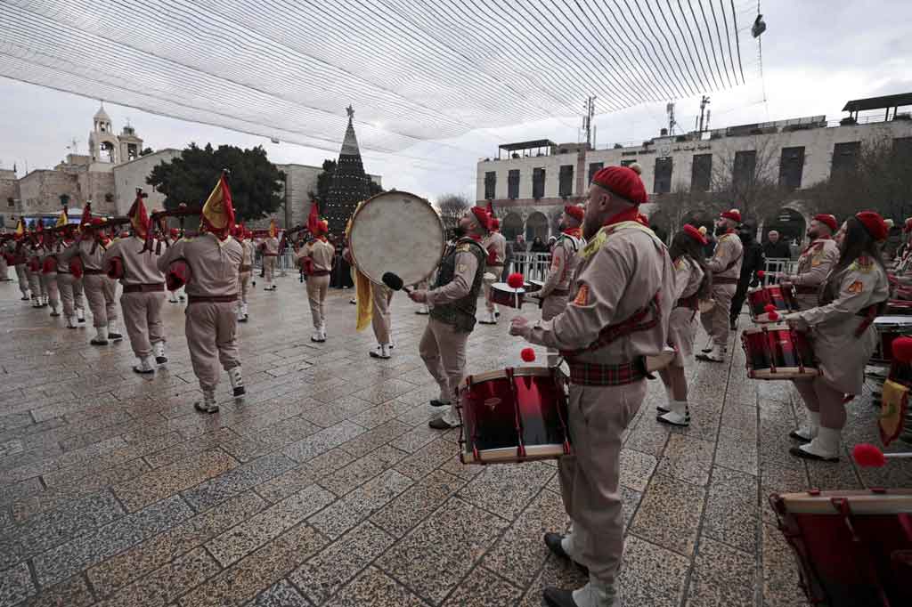 Tetapi Israel, yang mengontrol semua pintu masuk ke Betlehem di Tepi Barat yang diduduki, membatasi bagi orang asing dalam upaya untuk mengendalikan infeksi dari jenis virus corona Omicron.