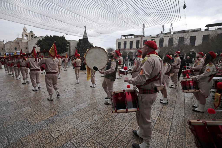 Tetapi Israel, yang mengontrol semua pintu masuk ke Betlehem di Tepi Barat yang diduduki, membatasi bagi orang asing dalam upaya untuk mengendalikan infeksi dari jenis virus corona Omicron.