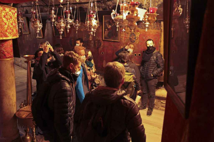 Tahun lalu, Betlehem membatasi perayaan dengan tajam karena pandemi, dengan penerangan pohon virtual dan hanya segelintir pasukan pramuka yang berkunjung. Tahun ini, perayaannya tentu lebih semarak -- tetapi masih hanya sebagian kecil dari biasanya.